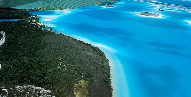 Vista aérea de la laguna de Bacalar.