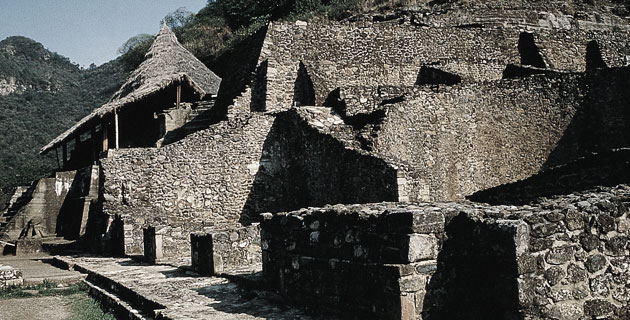 Basamentos en la zona arqueológica de Malinalco.