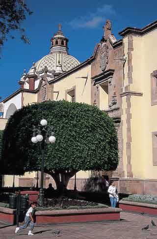 Vista lateral del templo de Santa Clara en la ciudad de Querétaro. Foto: Rafael Doniz Templo de Santa Clara en la ciudad de Querétaro.