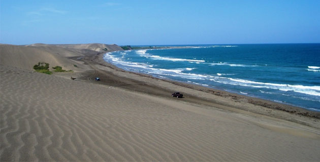 Las dunas de la playa de Chachalacas son famosas por asemejarse a un extenso desierto.  / 