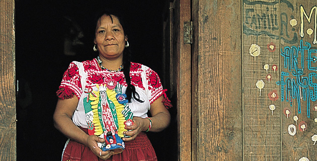 Mujer originaria del poblado de Ocumicho mostrando sus artesanías. / Foto: Rafael Doniz