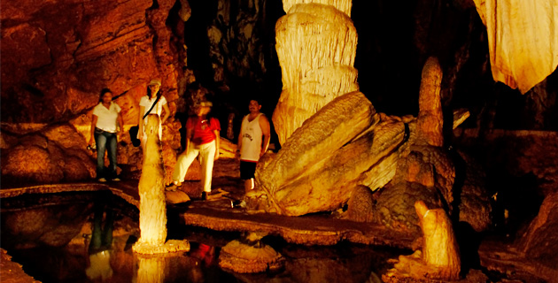 Visitantes en el interior de las Grutas de Juxtlahuaca. / Foto: Arturo Lara