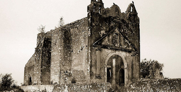 Iglesia abandonada frente a la Hacienda Blaca Flor en Campeche. / Foto: Steve Bridger