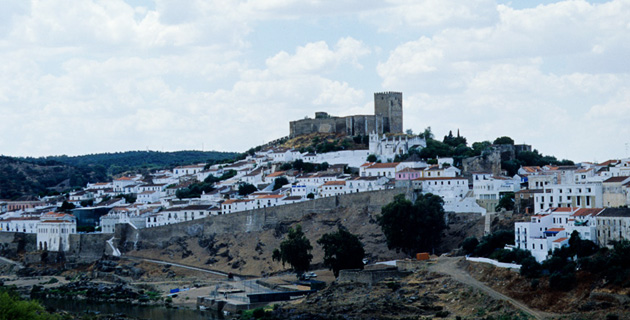 Vista panorámica de Mértola un pueblecito en medio del Valle del Guadiana. / 