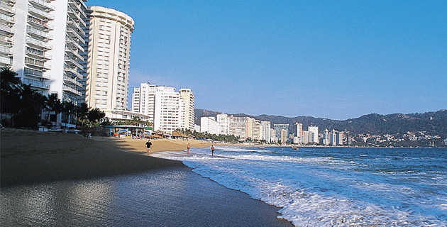 Vista panorámica de la Playa en la bahía de Acapulco. / Foto: Mauricio Ramos