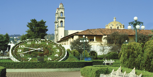 Reloj floral y templo de San Pedro y San Pablo en el poblado de Zacatlán. / Foto: María de Lourdes Alonso