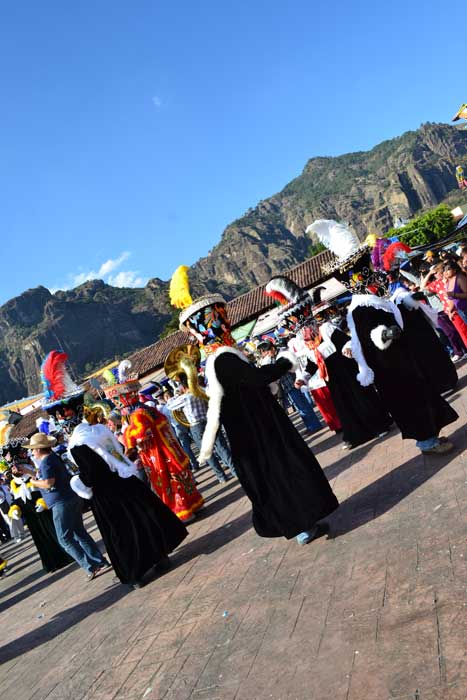 Chinelos en la explanada de Tepoztl&aacute;n, Morelos