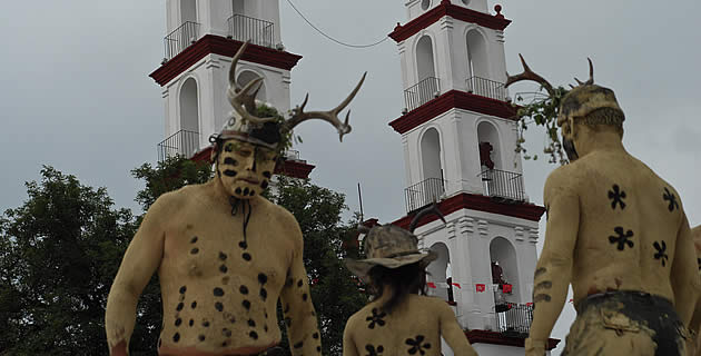 Mecos, bailarines mexicanos en esta tradición prehispánica. / Foto: Sergio Lubezky