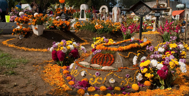 Esculturas en lodo durante el día de muertos en San Antonio Tecómitl. / Foto: Eneas