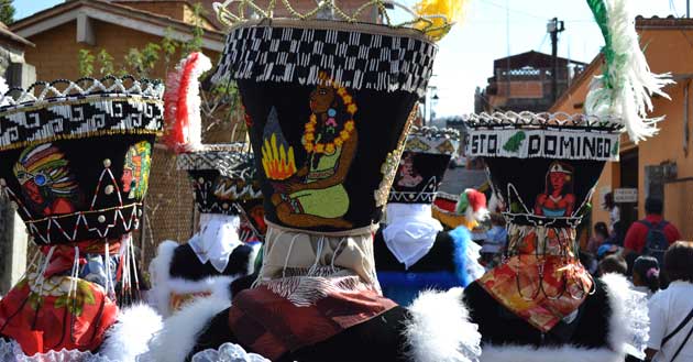 Los sombreros son elaborados con palma tejida cubierta de terciopelo y bordados aztecas. / Foto: Guillermo Motolinia