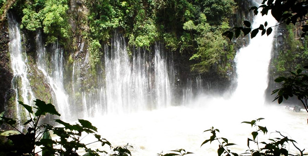Vista de la bella cascada de Tzaráracua, Michoacán. / 
