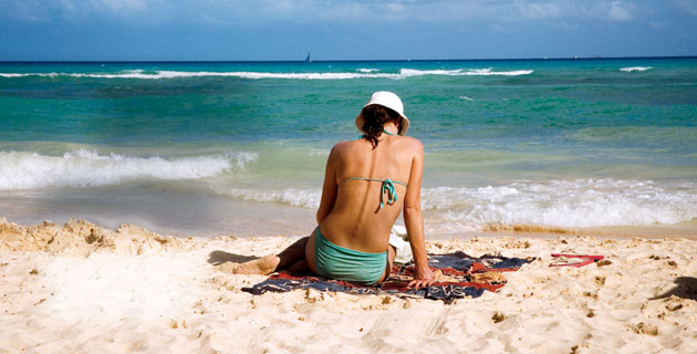 Nada como disfrutar de la fina arena de esta paradisíaca isla. / Foto: Fernando Velasco