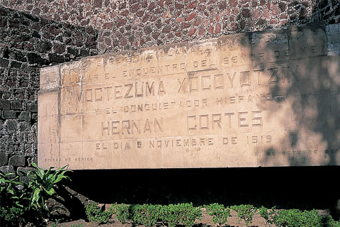 Placa conmemorativa del encuentro de Moctezuma con Cortés en el Centro Histórico del DF