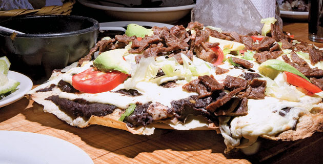 Las tlayudas son uno de los platillos estrella de la cocina oaxaqueña. / Foto: Fernando Velasco