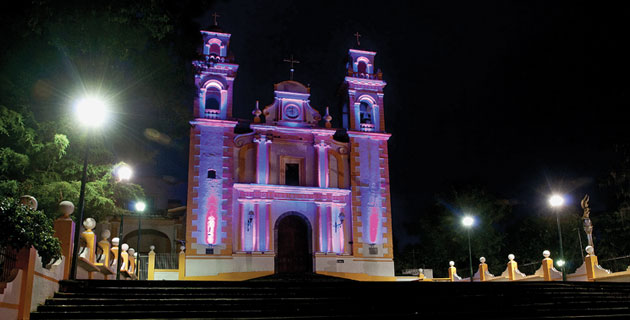 Parroquia de Santa María Magdalena vista de noche