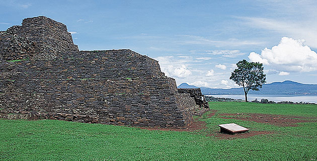 Zona arqueológica de Tzintzuntzan y lago de Pátzcuaro