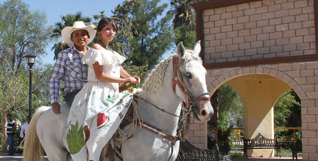 Desfile a caballo en Viesca, Coahuila