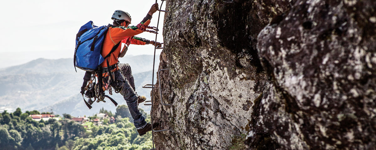 Camina entre las escaleras de la montaña en Mineral del Chico fifu