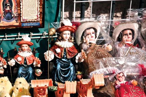 Figurillas del Santo Niño de Atocha / Annick Donkers