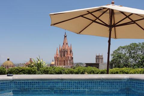 Terraza con vista al centro de San Miguel de Allende, Casa de Sierra Nevada / Angel Gallegos