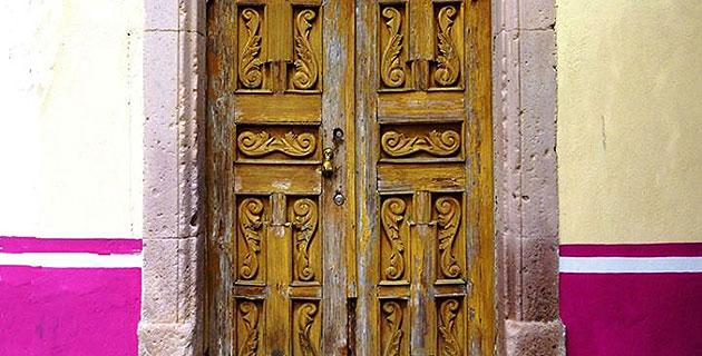 Puertas y portones de madera en México fifu