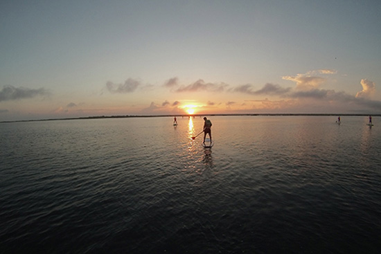 Remar a pie en la Laguna de Bacalar / Foto: Daniel Navarro