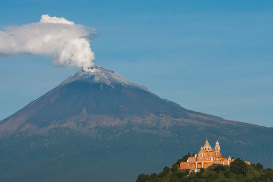 Vista del Santuario de Nuestra Señora de los Remedios y el volcán Popocatépetl / Marcos Ferro