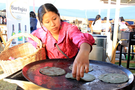 Cocinera tradicional preparando tortillas a mano / Viridiana Mirón 