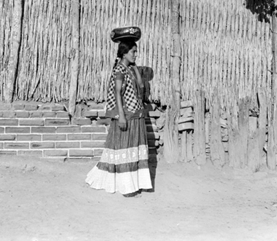  Tina Modotti, "Tehuana con jícara", cortesía Fototeca Nacional Colección Tina Modotti