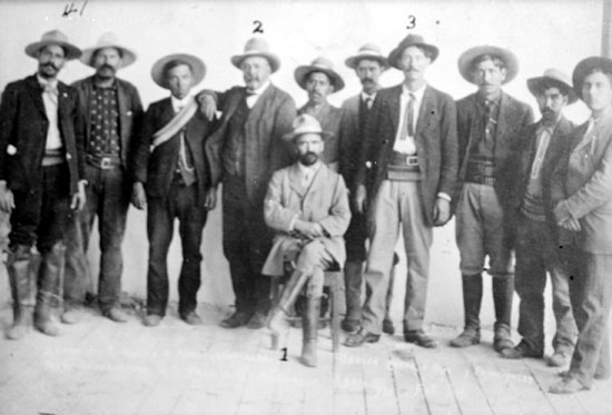 Francisco I. Madero junto con otros personajes de la Revolución Mexicana.