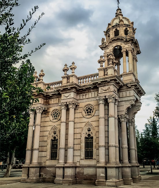 Mausoleo a Pancho Villa / Armando Vega-Gil 
