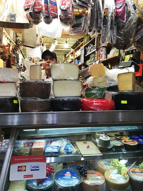 En el mercado de San Juan hay una gran variedad de quesos nacionales e internacionales / Foto: Viridiana Mirón