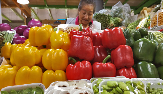 Puesto de veduras frescas en el Mercado de San Juan de la CDMX / Foto: Viridiana Mirón