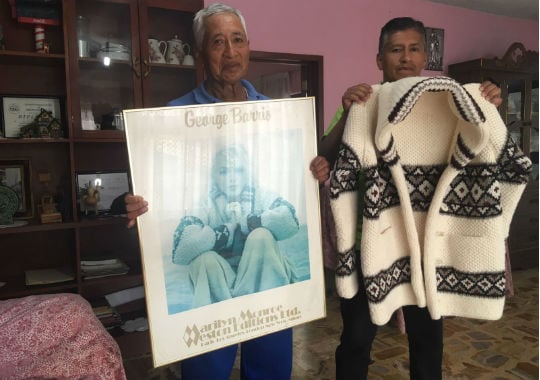 Juan Martínez e hijo posando con el modelo de suéter que crearon, sin saberlo, para Marilyn en 1962