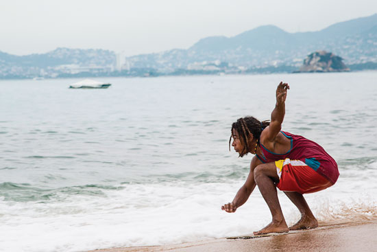 El skimboarding es una de las actividades de playa más populares de Acapulco / Paulo Jiménez