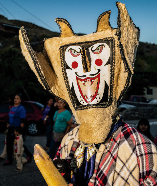 Los fariseos fabrican sus propias máscaras, que se queman al final de la fiesta / Alfredo Martínez