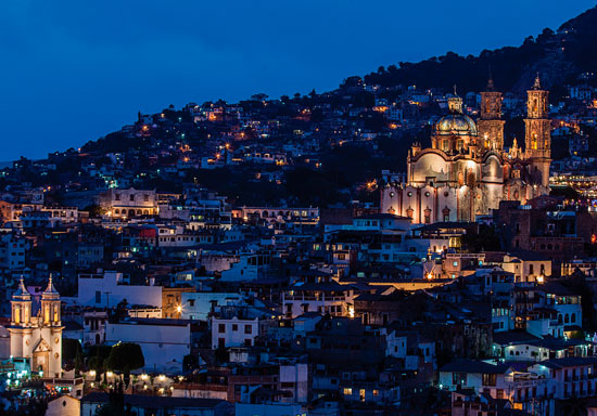 Vista nocturna del Pueblo Mágico de Taxco / David Paniagua