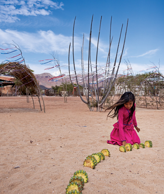 David Paniagua / Esta niña prepara una rueda de juego en el que solo las mujeres participan.