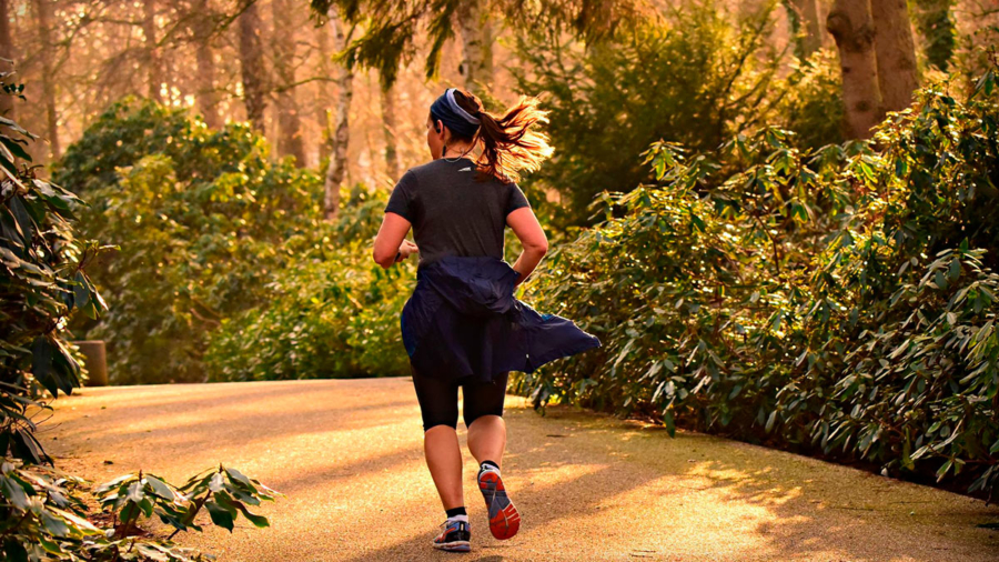 mujer-corriendo-bosque
