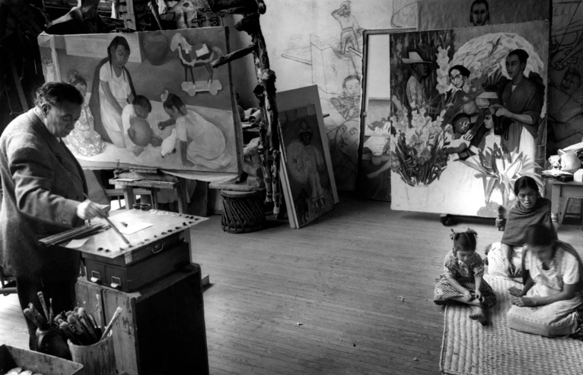Diego Rivera trabajando en su estudio.