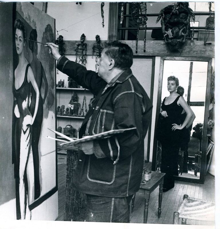En el estudio se veía la entrada y salida de artistas y celebridades. El fotógrafo Héctor García lo retrató pintando a la actriz Silvia Pinal.