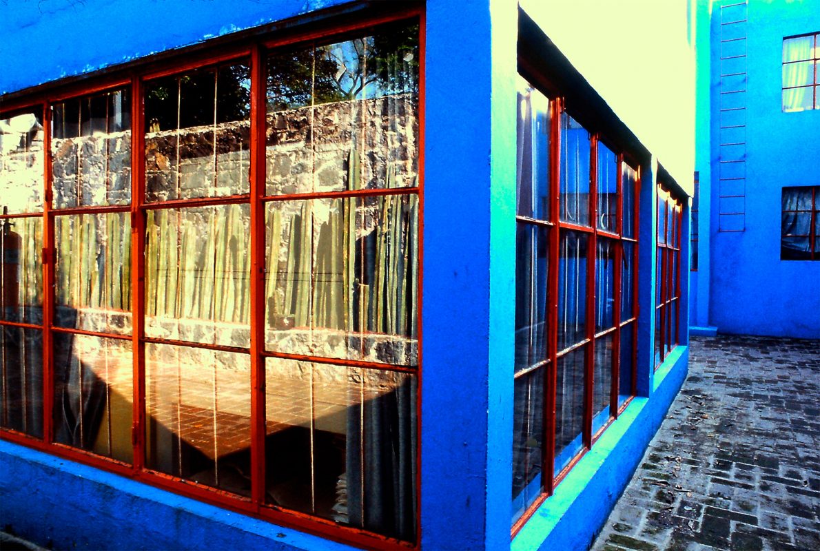 Los muros exteriores del estudio fueron pintados de un brillante azul cobalto en contraste con con el naranja subido de la herrería en ventanas