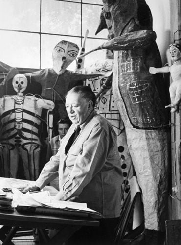 Diego Rivera en su estudio, retratado por el fotógrafo Héctor García.
