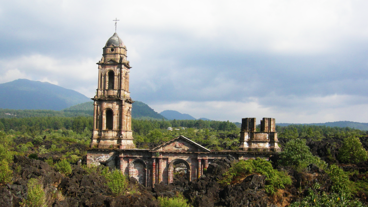 La historia de la iglesia sepultada bajo la lava del volcán Paricutín