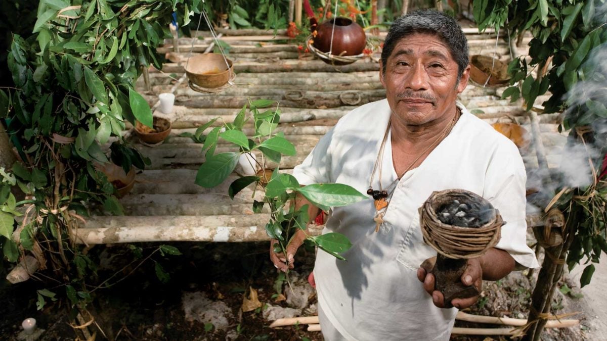 Un curandero tradicional mexicano