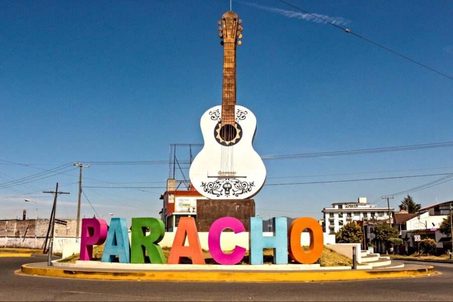 Guitarra monumental de Paracho