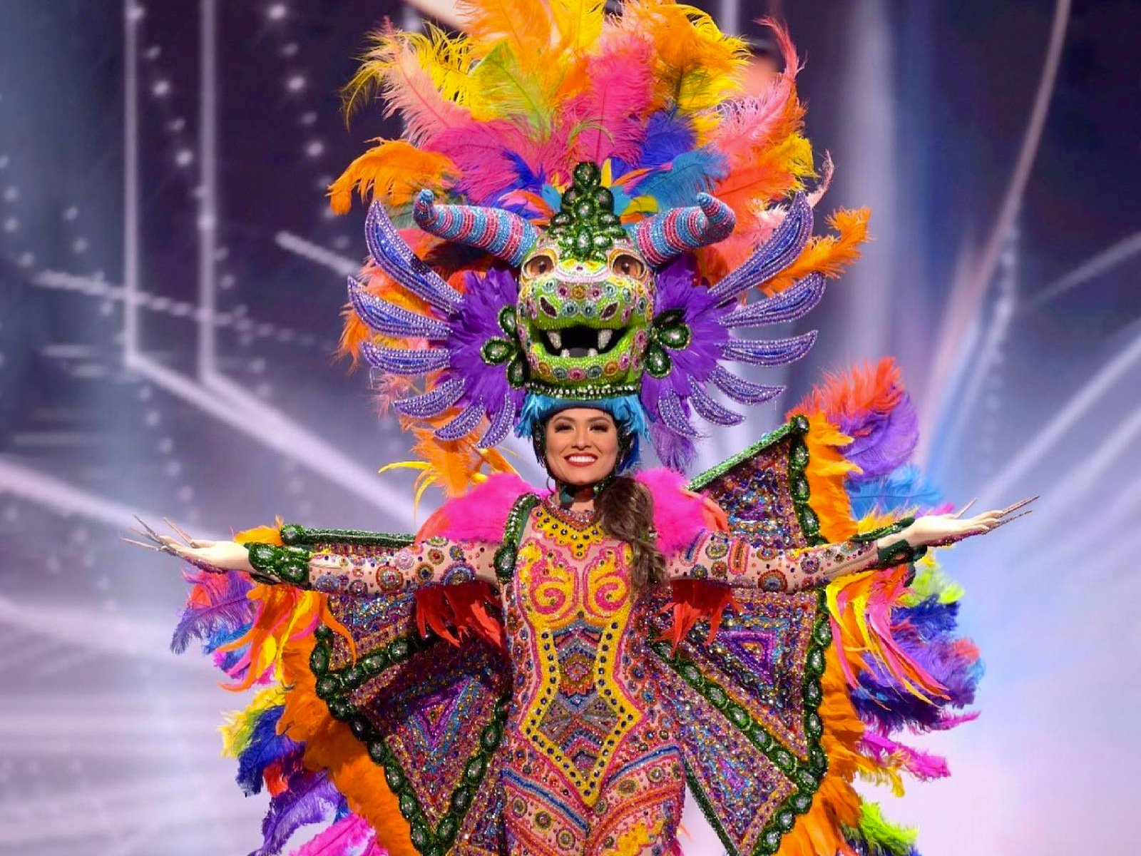 El alebrije que portó la Miss Universo 2021 fue diseñado por el oaxaqueño  Avelino Roque - México Desconocido