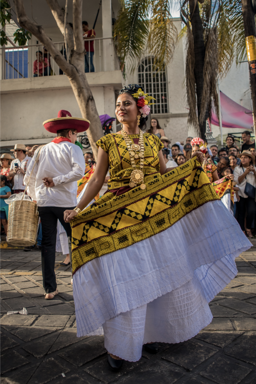traje de tehuana durante la Guelaguetza