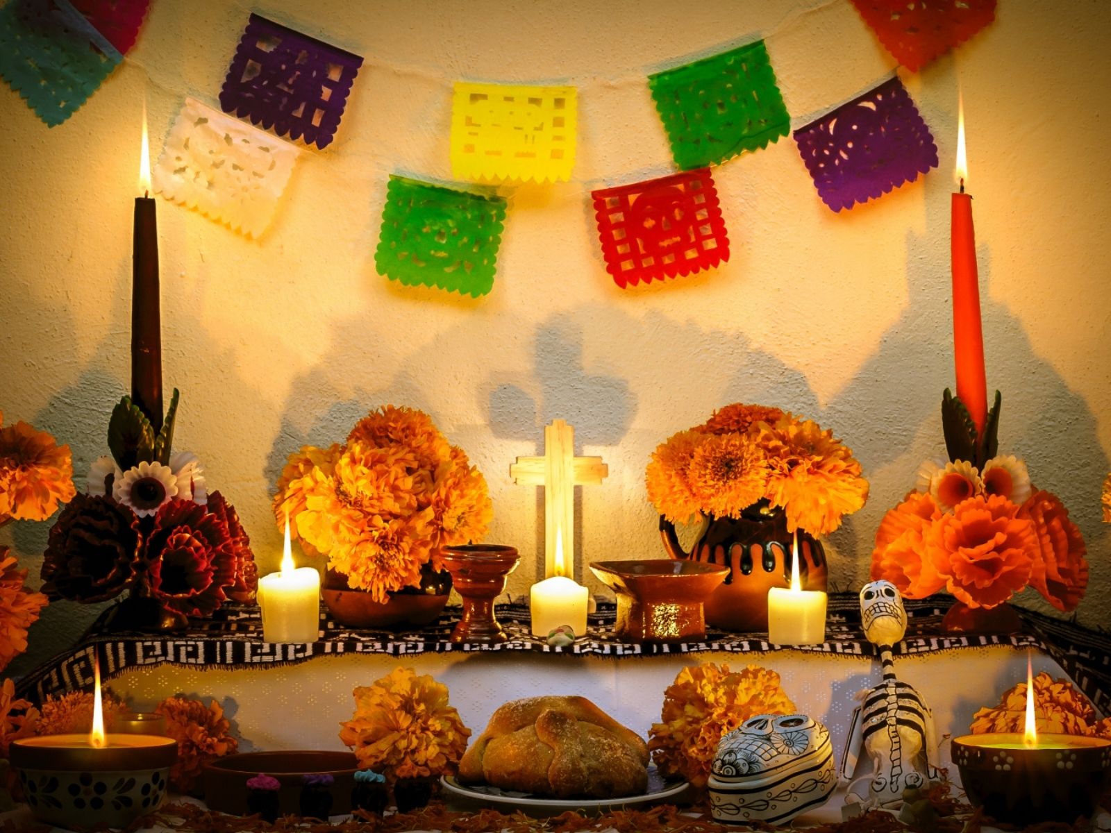 Ofrenda de Día de Muertos: altares, decoración y gastronomía - México  Desconocido
