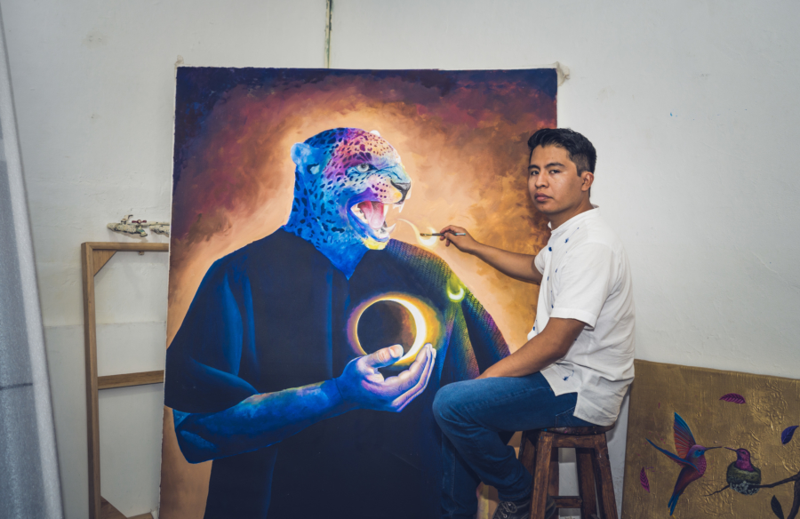 Carlos Bazán en el estudio de Oaxaca